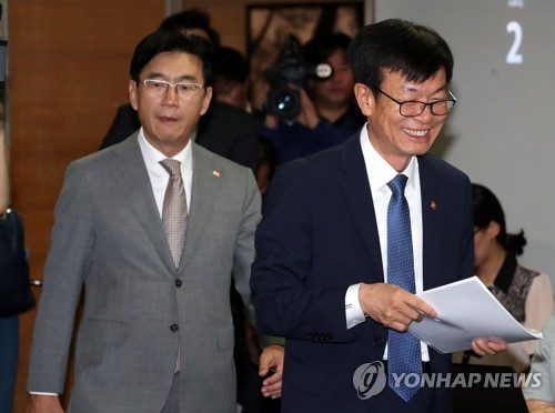 간담회장 입장하는 공정위와프랜차이즈협회