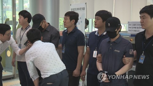 취재진 질문받는 피의자들