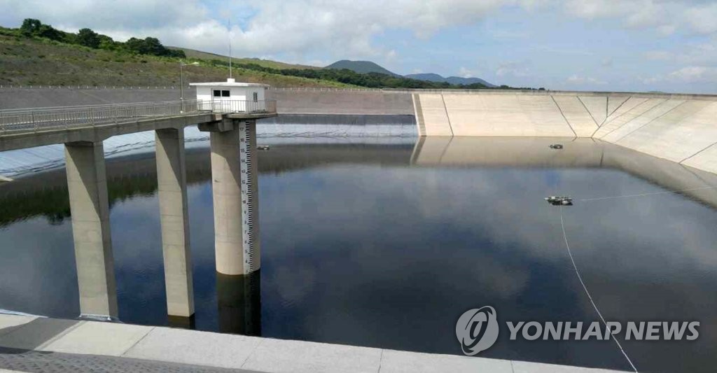 가뭄으로 내려가는 어승생 저수지 수위