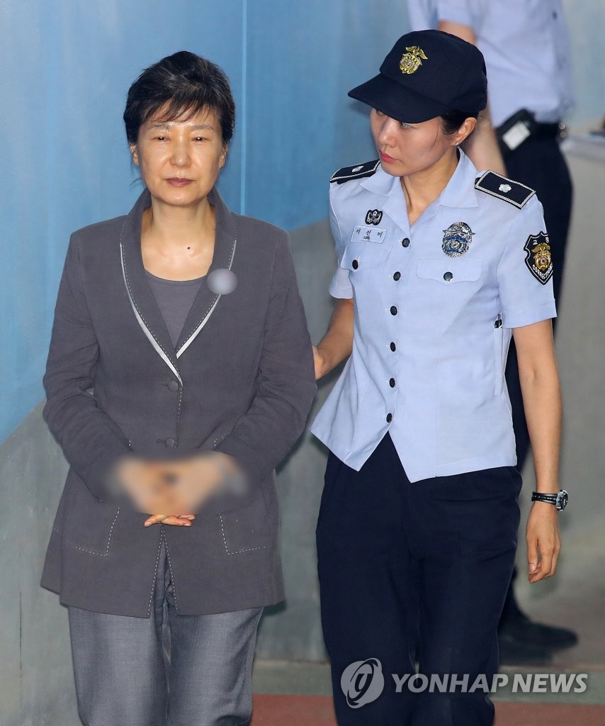 교도관과 대화하는 박근혜