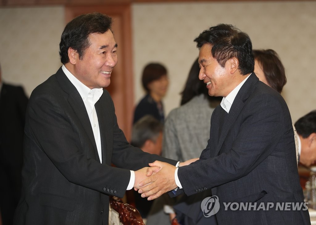 원희룡 지사와 악수하는 이낙연 총리