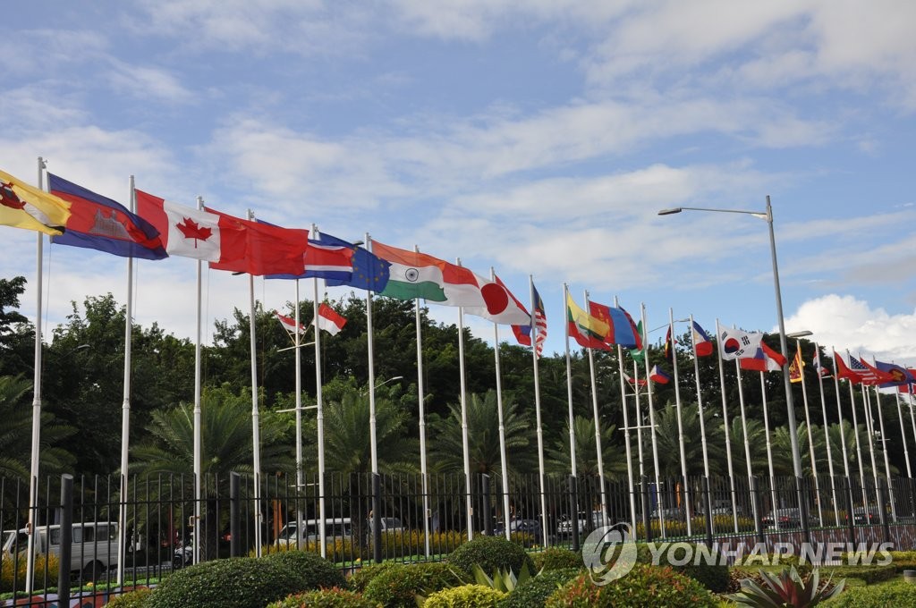마닐라 ARF회의장 앞에 게양된 참가국 깃발