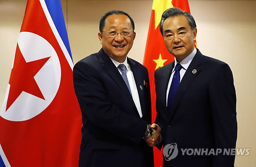 악수하는 北 리용호와 中 왕이