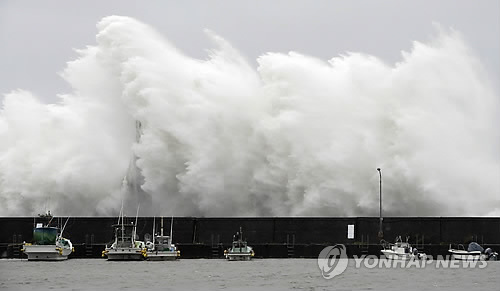 태풍 '노루' 일본 상륙 자료 사진 (도쿄 AFP=연합뉴스)