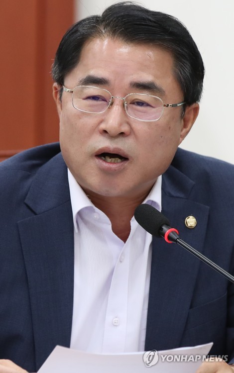 전두환 전 대통령 비판하는 최경환 의원