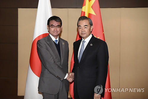 악수하는 중일 외교장관