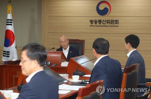 전체회의 주재하는 이효성 방통위원장