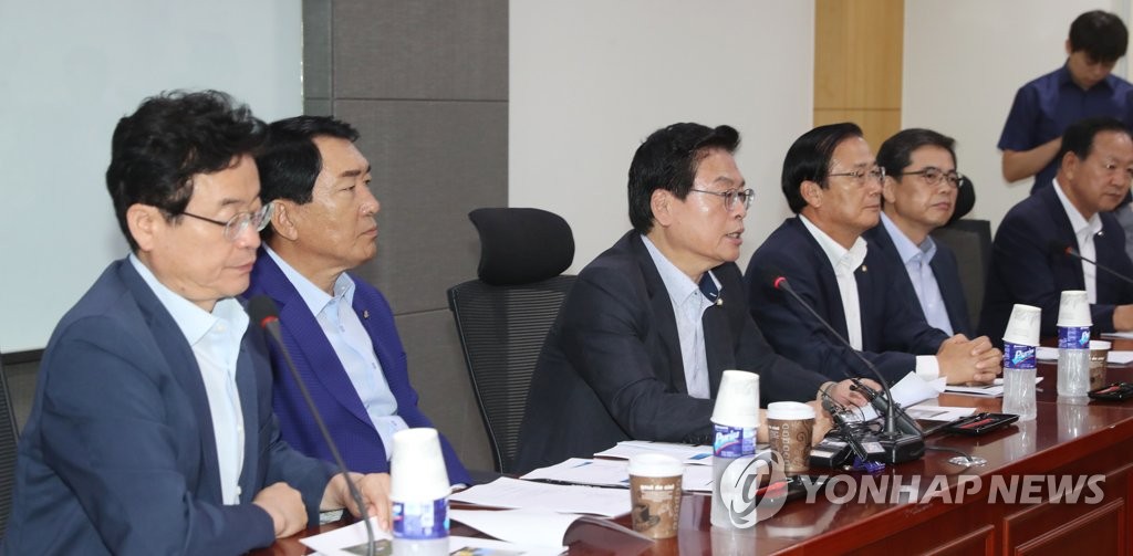 북한 군사도발 위협 언급하는 정우택 원내대표