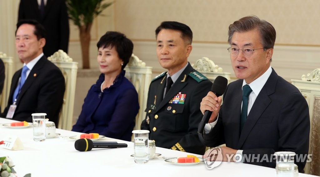 인사말하는 문 대통령