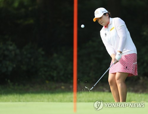 어프로치 샷 하는 박인비