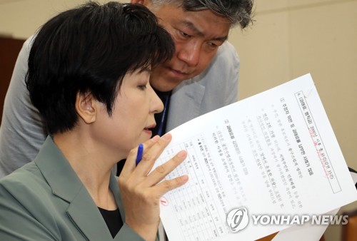서류 살피는 김영주 후보자