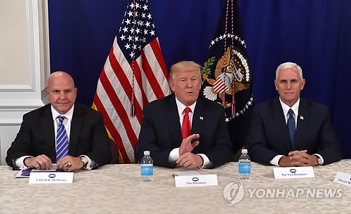 휴가 중에 기자회견 하는 트럼프 대통령