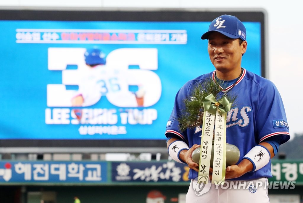 은퇴 투어에서 미소 짓는 이승엽