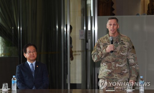 사과하는 토머스 밴달 주한 미 8군사령관