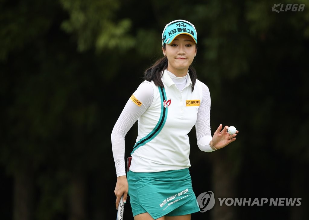 인사하는 오지현