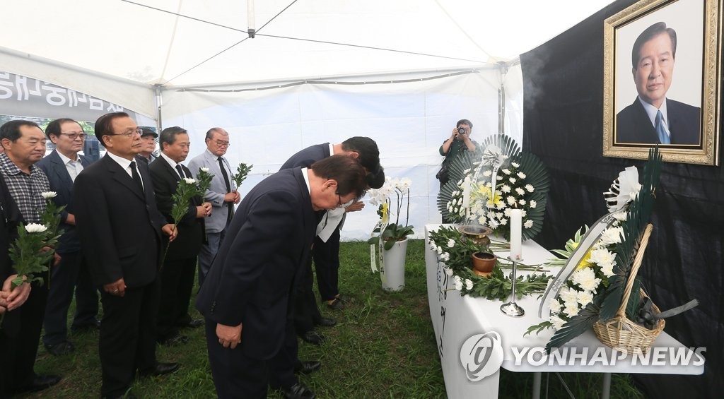 헌화·분향하는 제주도민들