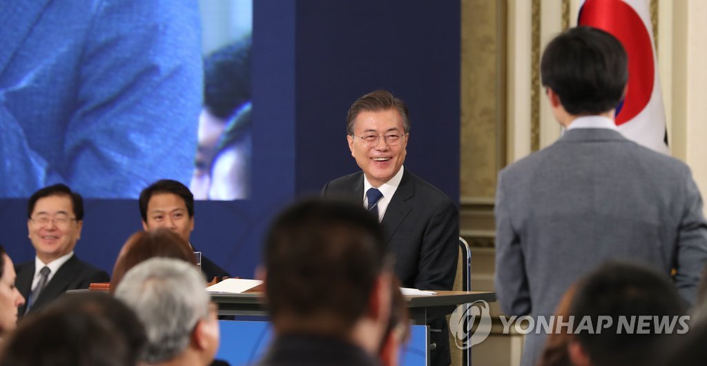밝은 표정으로 질문 듣는 문 대통령