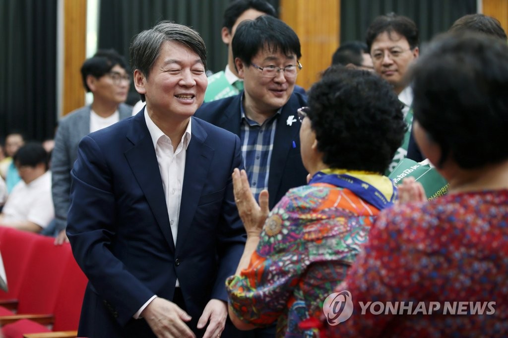 당원들과 인사하는 안철수 전 대표