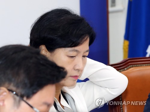 잠시 생각에 잠긴 추미애 대표