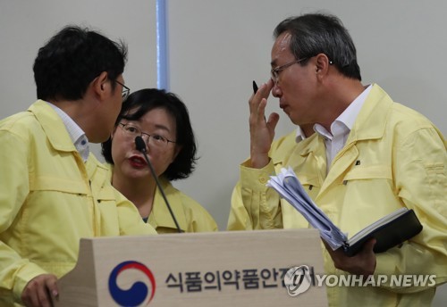 답변 준비 분주한 식약처 직원들