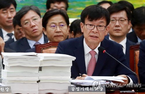 답변하는 김상조 공정거래위원장