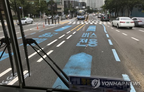 부산 중앙버스전용차로 달리는 버스