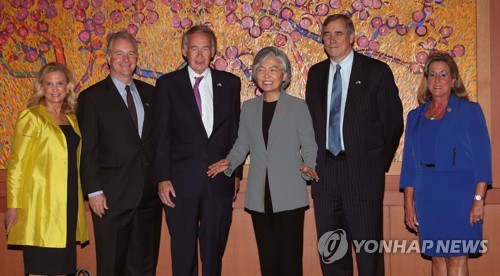 미 상하원의원 대표단 안내하는 강경화 장관
