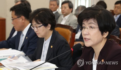 답변하는 고용노동부 장관