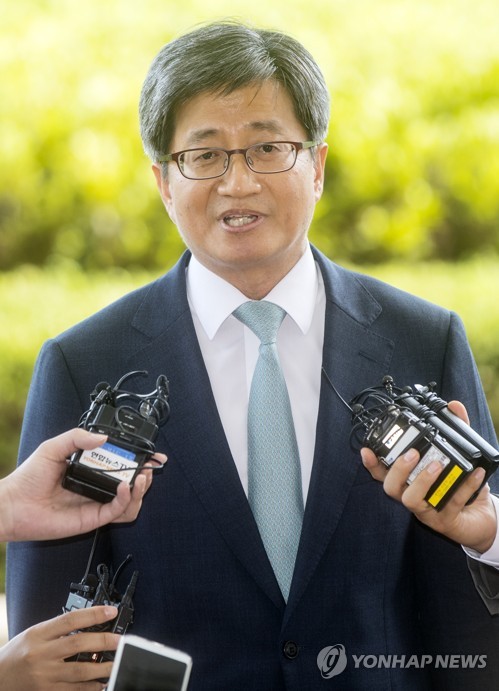 질문에 답하는 김명수 후보자