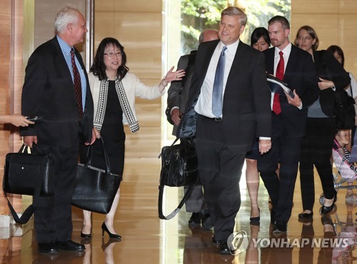건물 나서는 미 무역대표부