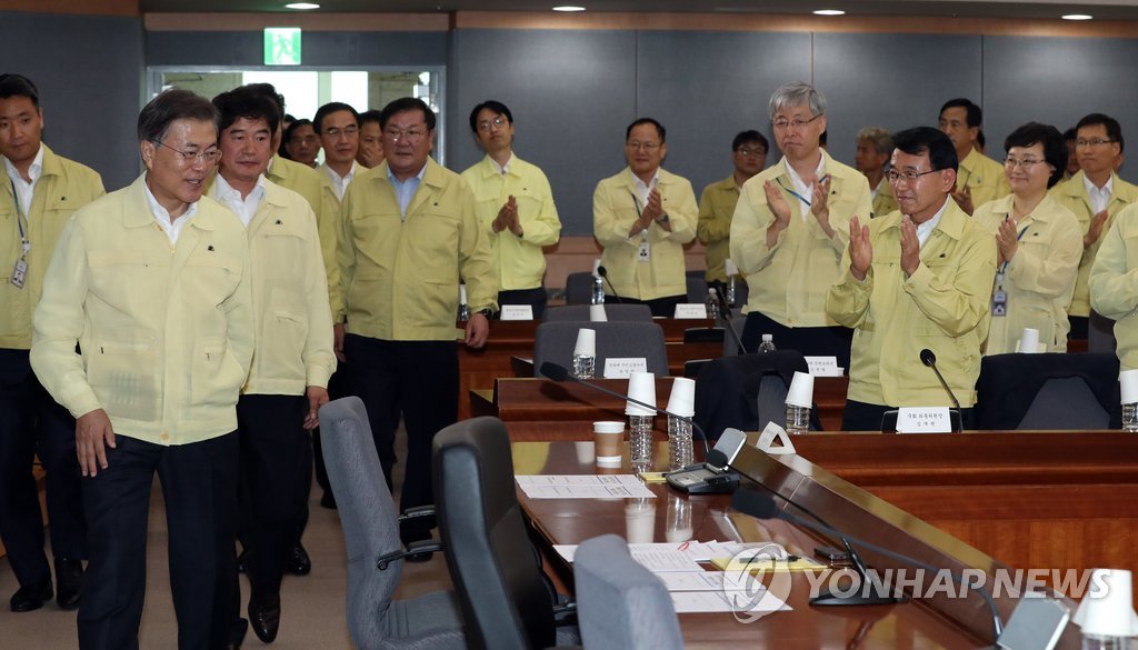 문 대통령 '박수 받으며 입장'