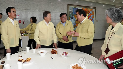 얘기 나누는 문 대통령