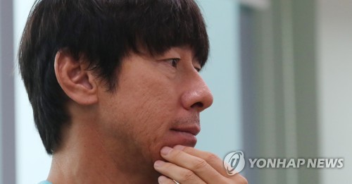 생각에 잠긴 신태용 감독