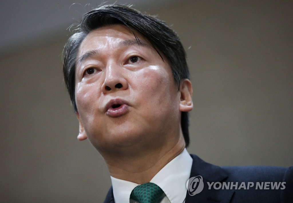 취재진 질문에 답하는 안철수