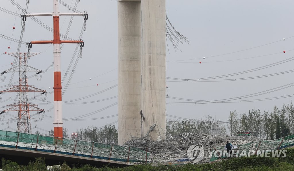 사고 현장 둘러보는 관계자들