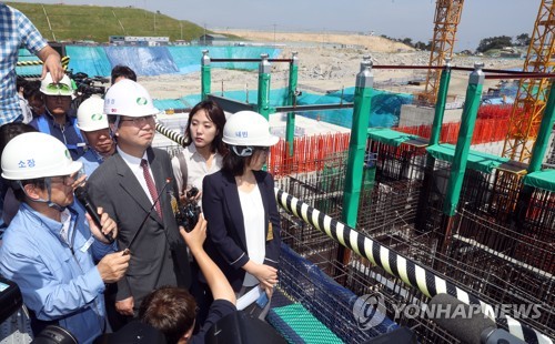 공론화위 방문…신고리 5·6호기의 운명은