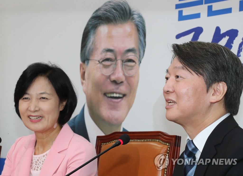 밝은 표정의 추미애 대표와 안철수 대표