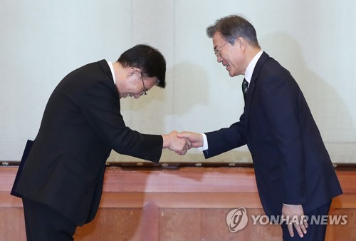 문 대통령, 김덕룡 민주평통 수석부의장에게 임명장 수여