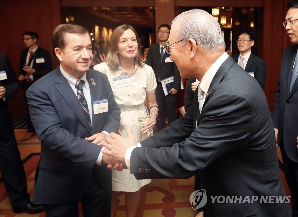 김인호 무역협회장, 로이스 미국 하원 외교위원장과 악수