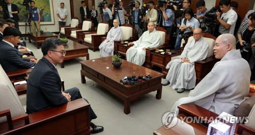 종교인 과세 관련 설명나선 경제부총리