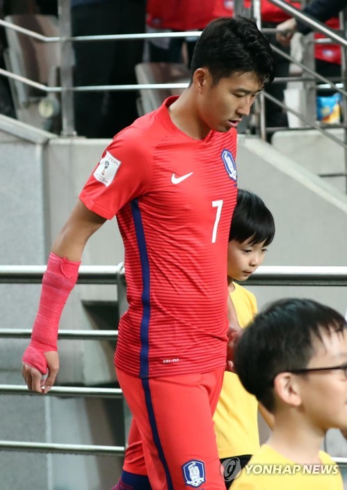 깁스하고 경기 임하는 손흥민