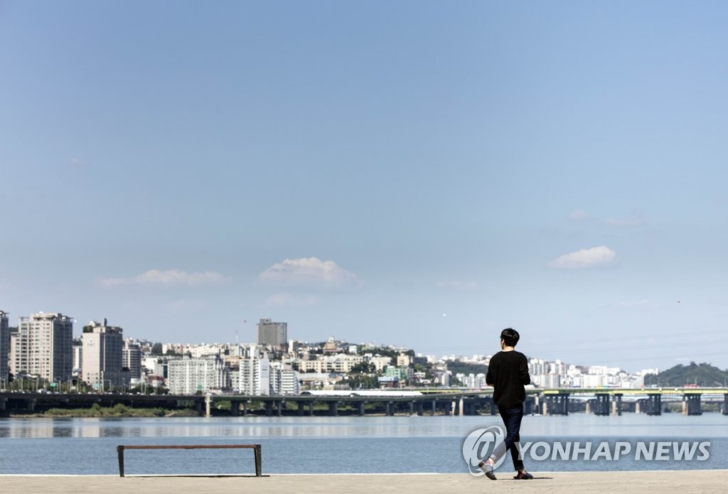 (서울=연합뉴스) 윤동진 기자 = 주말을 하루 앞둔 지난 1일 오후 서울 반포한강공원에서 한 시민이 푸른 하늘을 보고 있다. 2017.9.1 mon@yna.co.kr