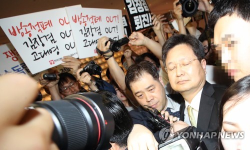 아수라장 속 눈감은 김장겸