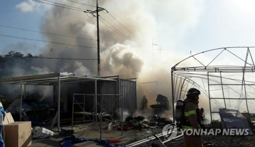 제주 가구점서 화재 진화하는 119