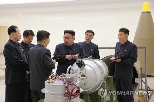 '핵무기 병기화' 현장 시찰하는 김정은