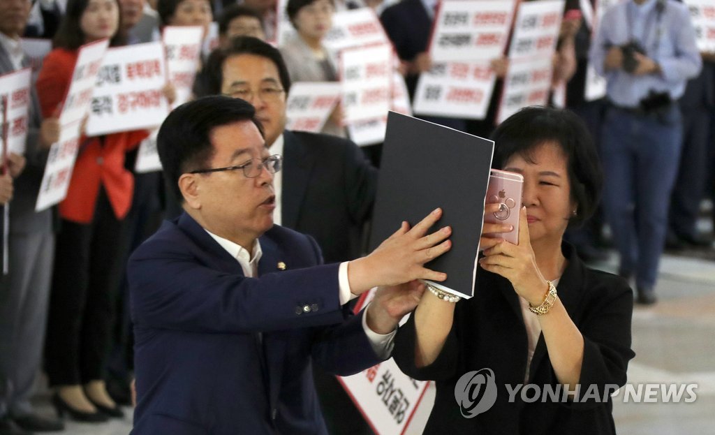 손혜원의 촬영과 김광림의 저지