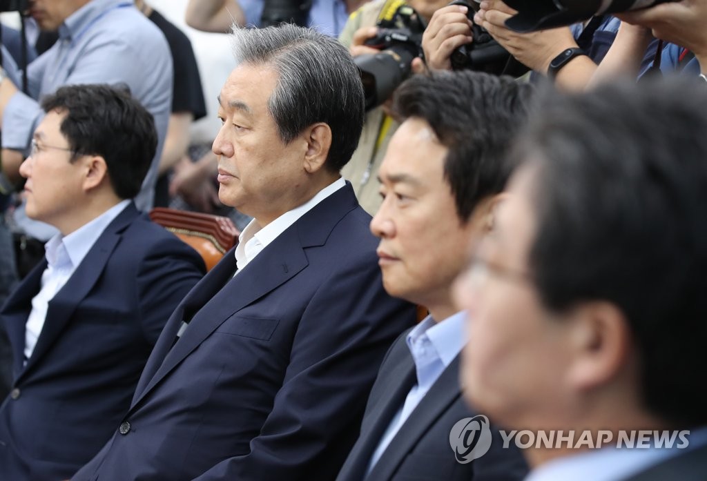 주호영 원내대표 발언 경청하는 의원들