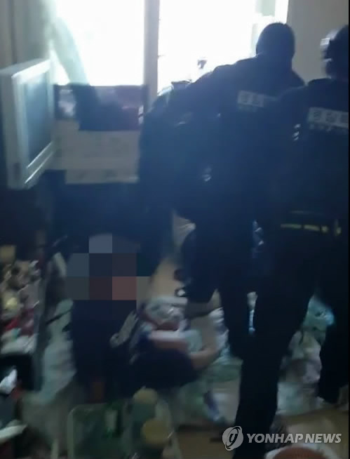 경찰특공대에 제압 당하는 남성
