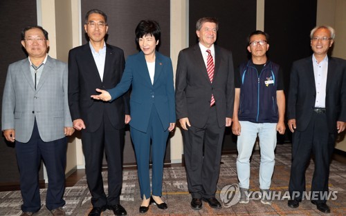 기념촬영하는 ILO와 한국 노사정 대표