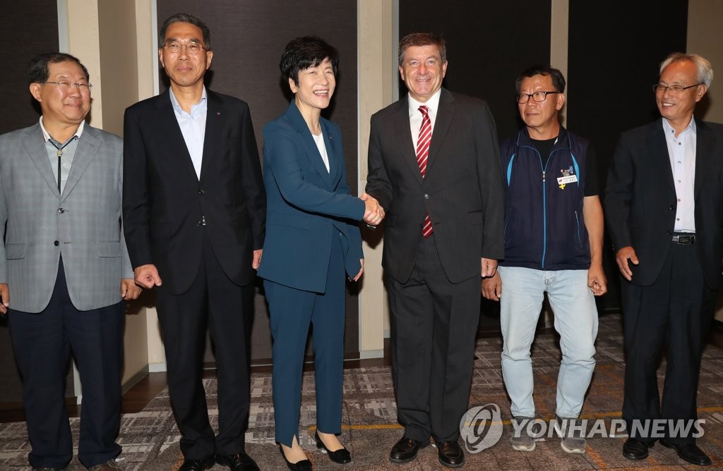 인사 김영주 장관과 가이 라이더 ILO 사무총장